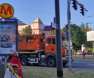 Tramwaj sunął po betonie! Awaria w al. Niepodległości. Wagon wypadł z szyn