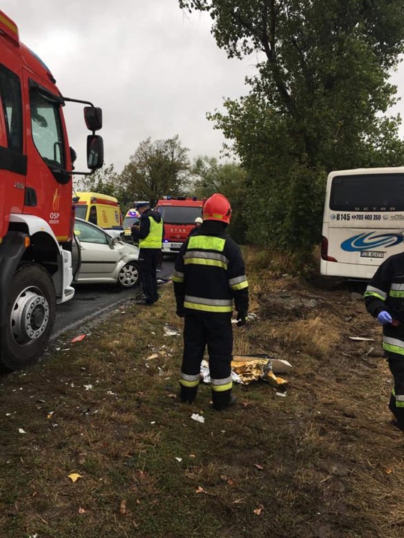 Zderzenie osobówki z autobusem PKS w Sicienku! Dwie osoby poszkodowane [ZDJĘCIA]