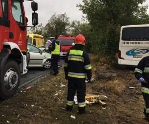 Zderzenie osobówki z autobusem PKS w Sicienku! Dwie osoby poszkodowane [ZDJĘCIA]