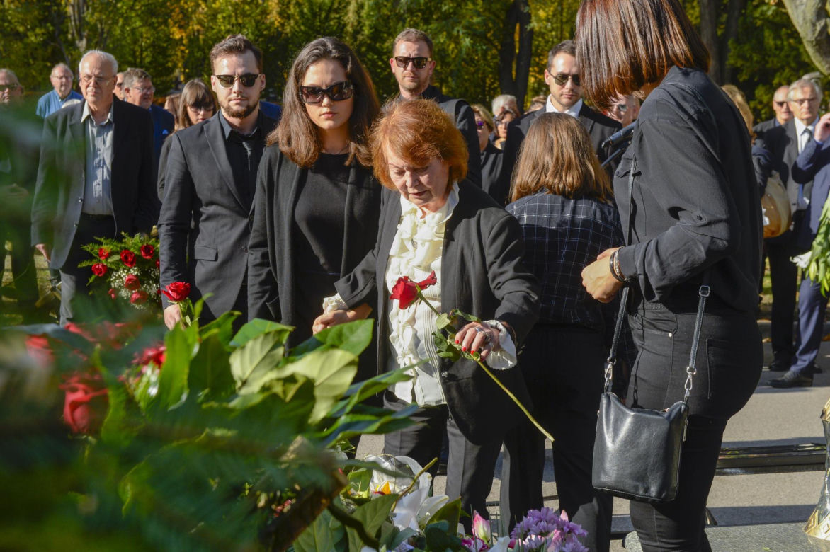 Iga Cembrzyńska na pogrzebie Janusza Kondratiuka