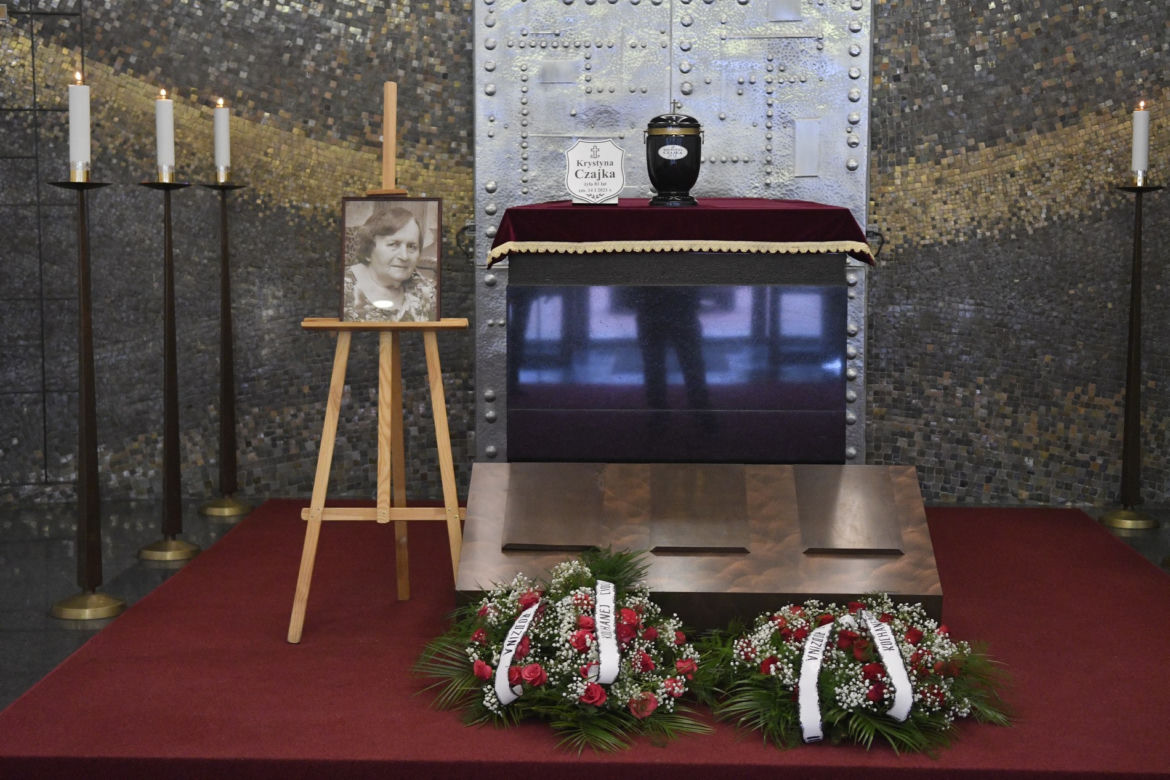 Czajka postawił nowy grób mamie