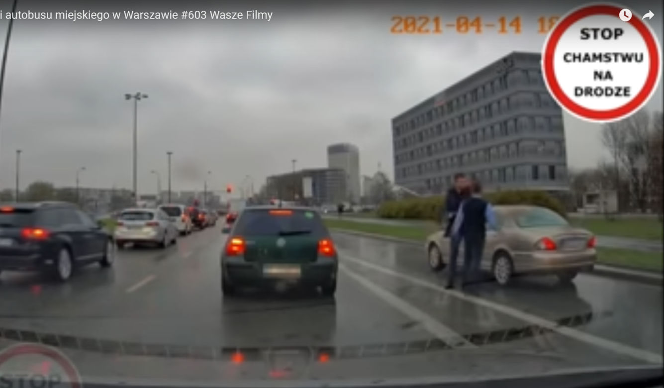 Kierowcy jaguara i autobusu urządzili sobie zapasy na ulicy