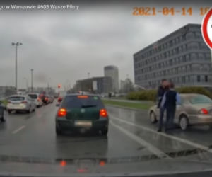 Kierowcy jaguara i autobusu urządzili sobie zapasy na ulicy