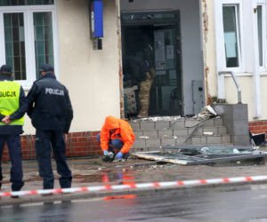 WYSADZILI bankomat i zgubili łup! Tysiące złotych na ulicy! Zrobili to pod nosem policji! [ZDJĘCIA]