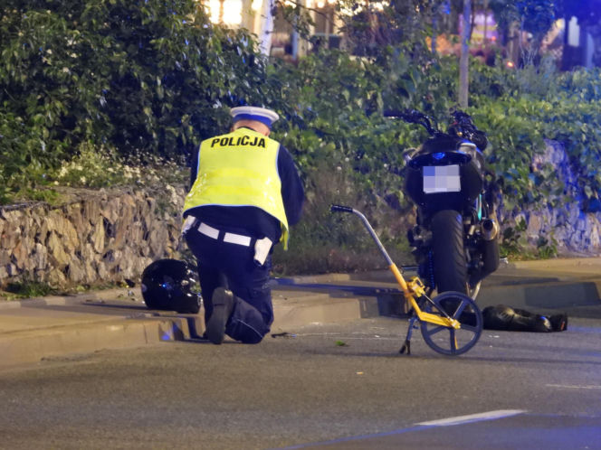 Piesi wpadli pod motocykl w centrum Warszawy