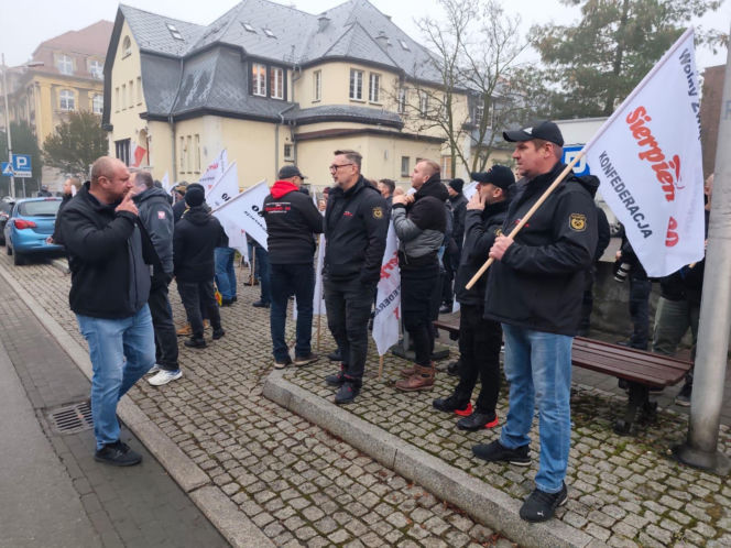 https://slaskie.eska.pl/gornicy-z-jsw-znow-protestowali-pod-ministerstwem-energii-w-katowicach-to-nie-tylko-o-barborke-chodzi-aa-fhae-P6Gi-drbJ.html