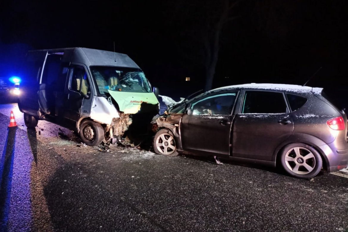Żeby ominąć idącego jezdnią mężczyznę, zjechał i uderzył w inne auto. Horror na DK 12 w Kamiennej-Kolonii