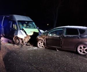 Żeby ominąć idącego jezdnią mężczyznę, zjechał i uderzył w inne auto. Horror na DK 12 w Kamiennej-Kolonii