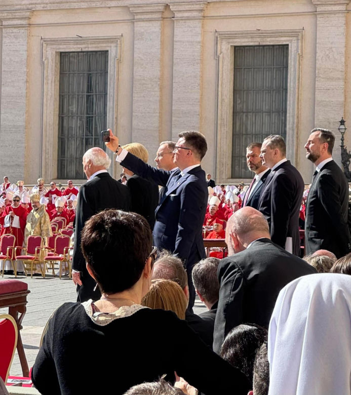 Podczas pogrzebu papieża Franciszka Marszałek Sejmu Szymon Hołownia robi sobie selfie 