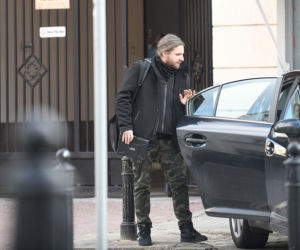 Poseł całuje blondynkę na mrozie