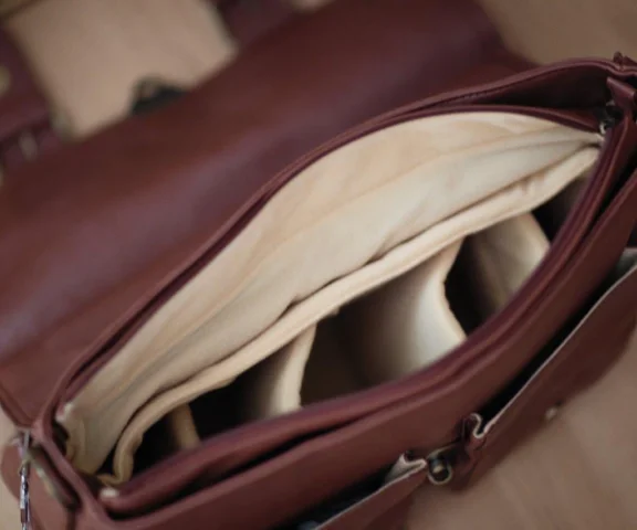 Jakie funkcjonalności powinna mieć idealna listonoszka na podróż?