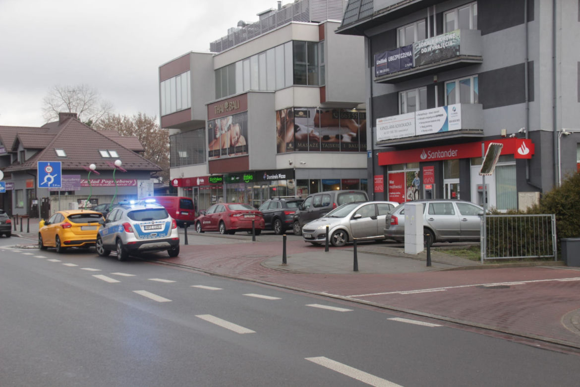 Wyszła z banku w Międzylesiu. Złodziej wyrwał jej torebkę z pieniędzmi 