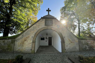 Mało kto o nim wie. W Świętokrzyskiem usypano kopiec z ziemi z Ziemi Świętej