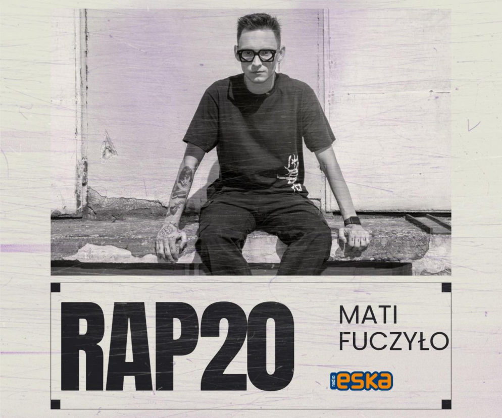 Raper Szczyl siedzi na betonowym murku. Poniżej napis RAP20 i nazwisko prowadzącego. O wywiadzie przeczytasz na Mediateka.