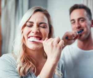 Myjesz zęby w ten sposób? Możesz niszczyć szkliwo 135 razy szybciej. Eksperci ostrzegają