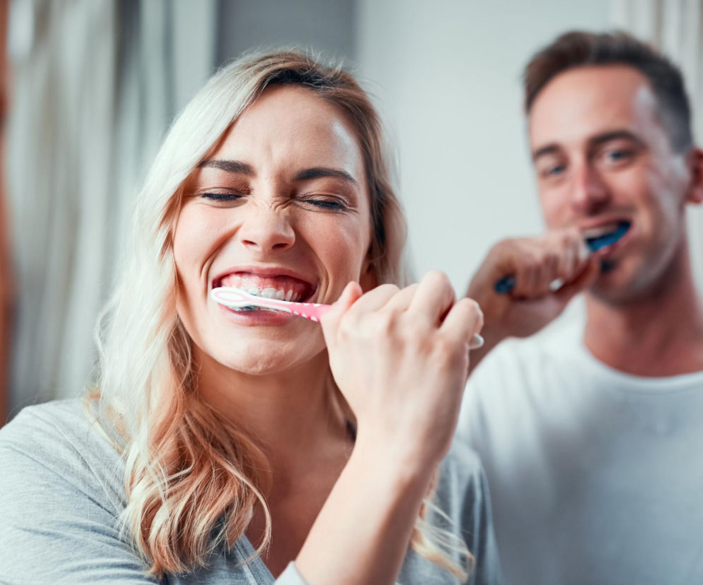 Myjesz zęby w ten sposób? Możesz niszczyć szkliwo 135 razy szybciej. Eksperci ostrzegają