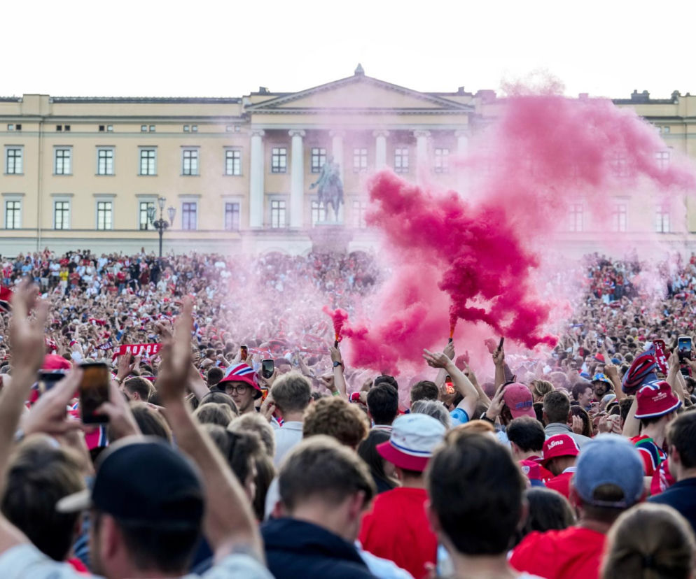 Tłum norweskich kibiców przed Pałacem Królewskim w Oslo. O długach fanów po MŚ 2026 przeczytasz na SE Supersport.