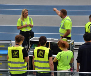 Tysiące ludzi szuka swojego szczęścia na stadionie. Kongres Świadków Jehowy przyciągnął tłumy