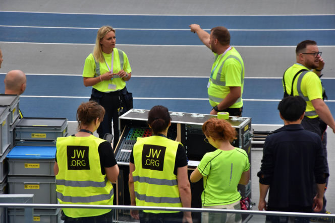 Tysiące ludzi szuka swojego szczęścia na stadionie. Kongres Świadków Jehowy przyciągnął tłumy