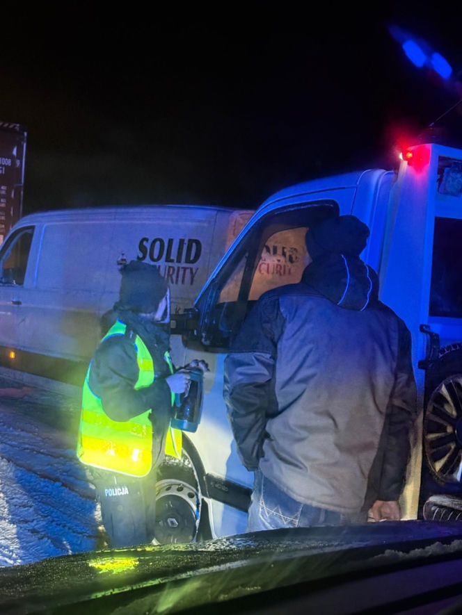 Polska sparaliżowana przez śnieg! Zamknięte drogi wojewódzkie, utrudnienia na S7 i kolei