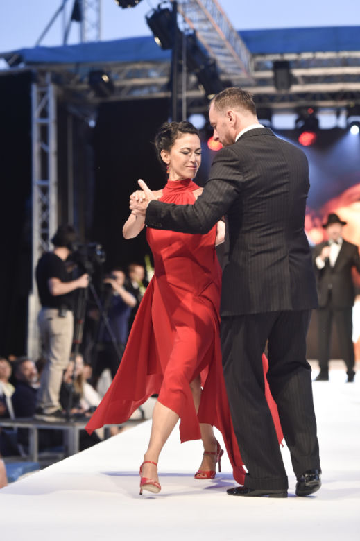 Anna Iberszer i Piotr Woźniak tańczą tango na 90-leciu Juraty i pokazie Doroty Goldpoint