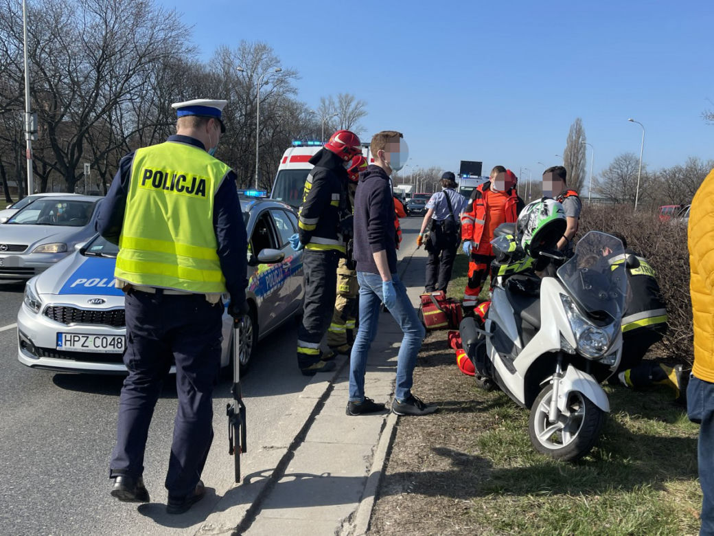 Sezon wypadków na motocyklach rozpoczęty. Ten motocyklista trafił na smarta 
