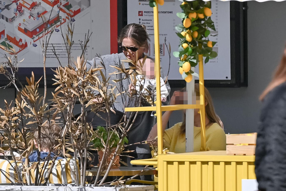 Olga Frycz z rodziną na spacerze