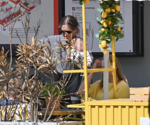 Olga Frycz z rodziną na spacerze