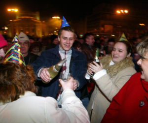 Sylwester w Warszawie sprzed lat. Tak stolica witała dawniej Nowy Rok