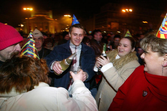 Sylwester w Warszawie sprzed lat. Tak stolica witała dawniej Nowy Rok