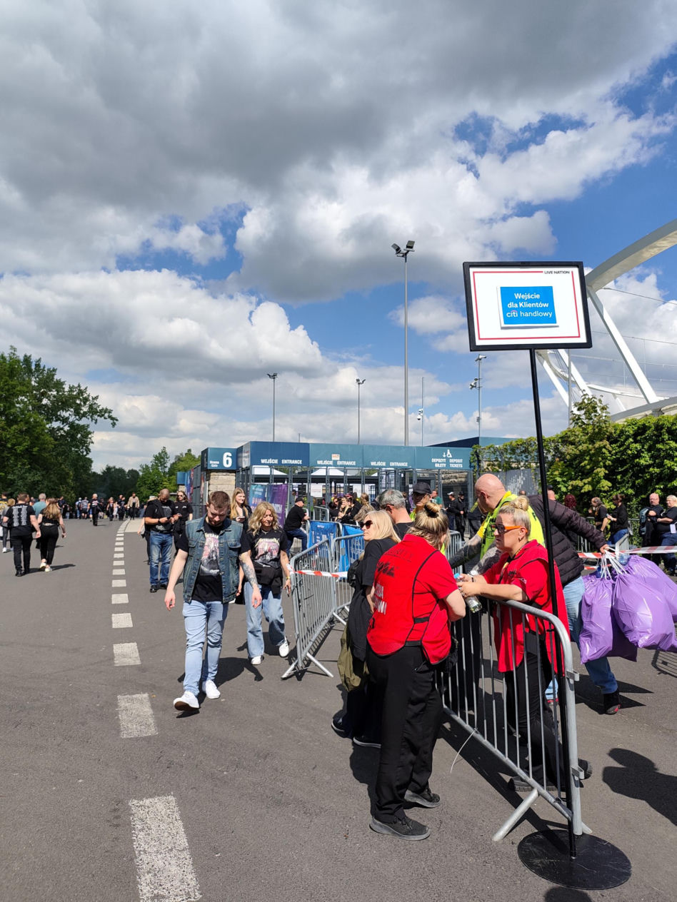 Długie kolejki i tłum fanów przed koncertem Metaliki