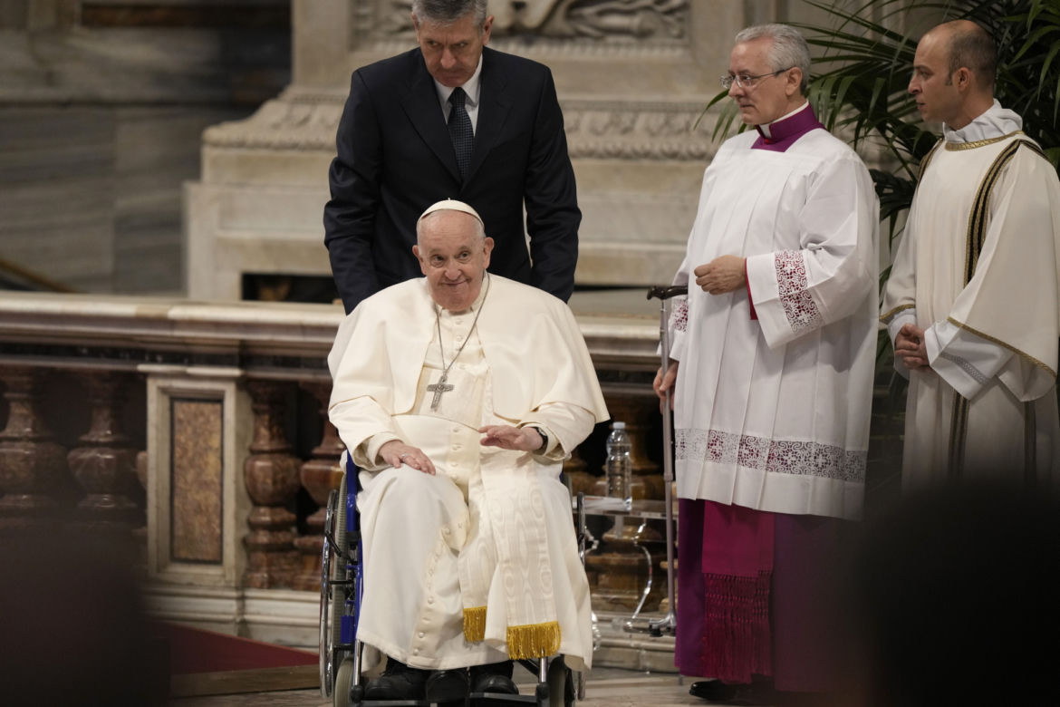 Papież obmył stopy młodocianym przestępcom. Wśród "Apostołek" były dziewczęta