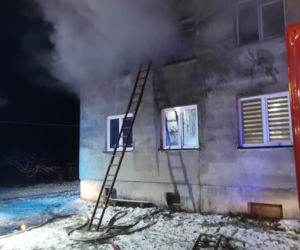 Tragiczny pożar w Krzysztoforowie. Nie żyje mężczyzna. 12. osób ewakuowano