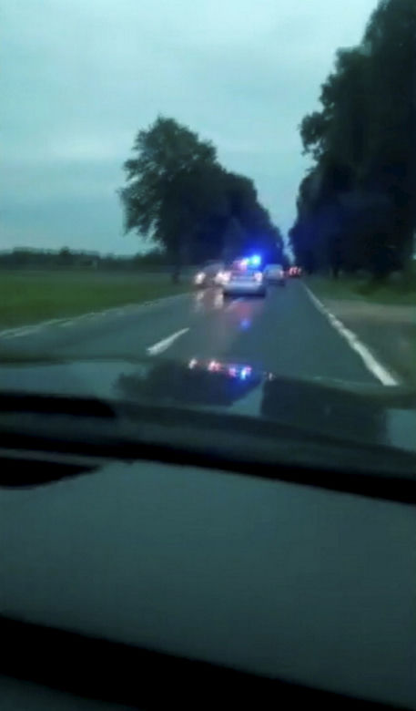 Polscy Bonnie i Clyde zatrzymani pod Sierpcem! W trakcie pościgu próbowali przejechać policjanta [ZDJĘCIA].