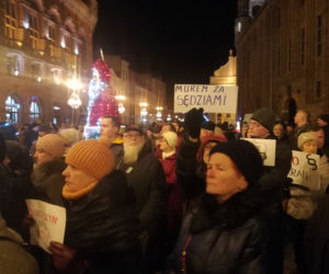 Manifestacja w obronie sądownictwa na Rynku Staromiejskim w Toruniu