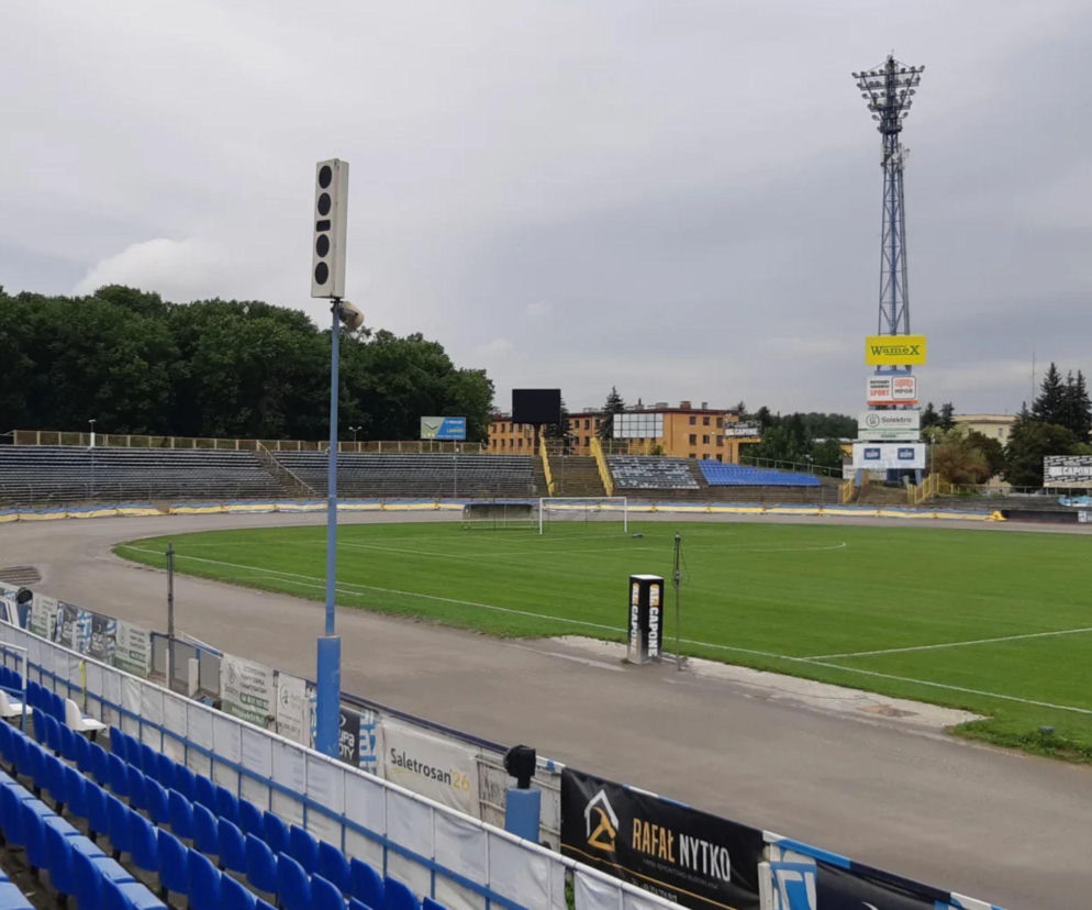 Widok na pusty stadion żużlowy w Tarnowie-Mościcach. O przyszłości obiektu i Motoru Lublin przeczytasz na Eska Tarnów.