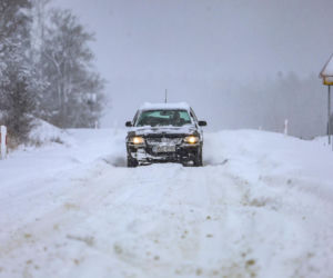 Ostróda w centrum śnieżycy. Burmistrz nocą ratował ludzi. Kierowcy nocowali w urzędzie