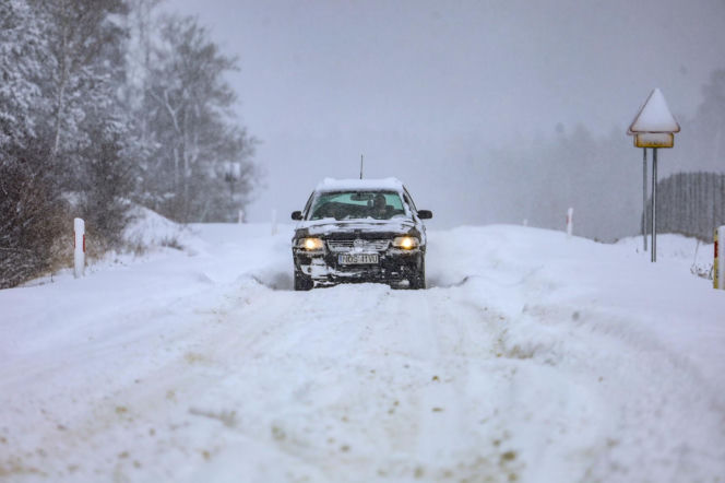 Ostróda w centrum śnieżycy. Burmistrz nocą ratował ludzi. Kierowcy nocowali w urzędzie