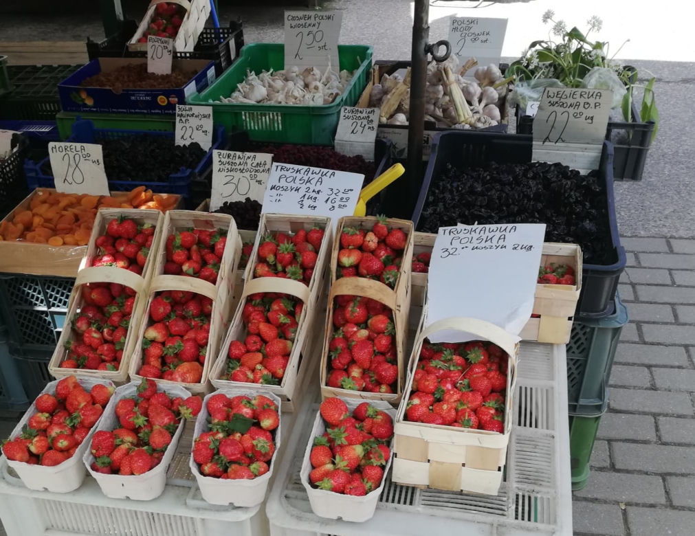 Kilkadziesiąt złotych za koszyczek truskawek! Jakie są ceny warzyw i owoców? 