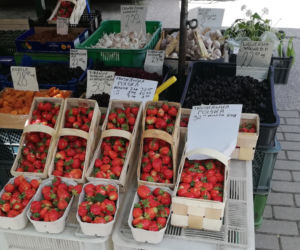 Kilkadziesiąt złotych za koszyczek truskawek! Jakie są ceny warzyw i owoców? 