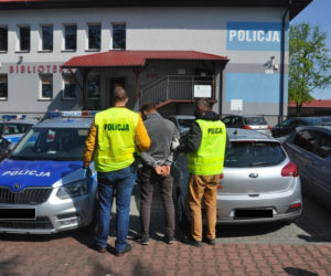 Łódzkie: Policyjny nalot na domy i mieszkania. Zatrzymano 10 osób, chodzi o narkotyki [FOTO] 