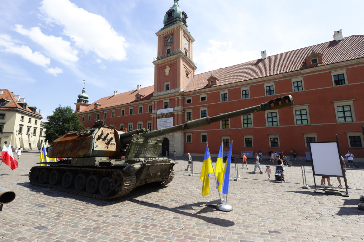 Rosyjskie czołgi w Warszawie! Pancerne bestie straszą na Placu Zamkowym