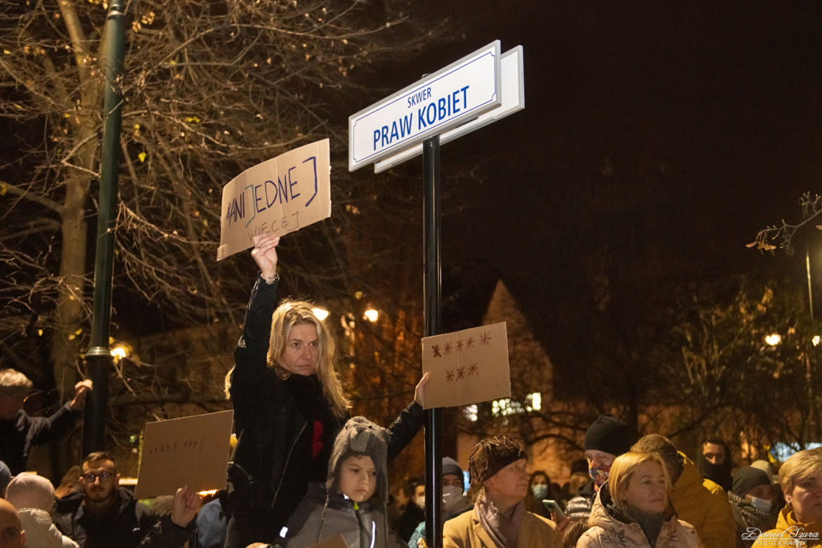 Kraków: "Ani jednej więcej". Protest po śmierci ciężarnej Izabeli z Pszczyny