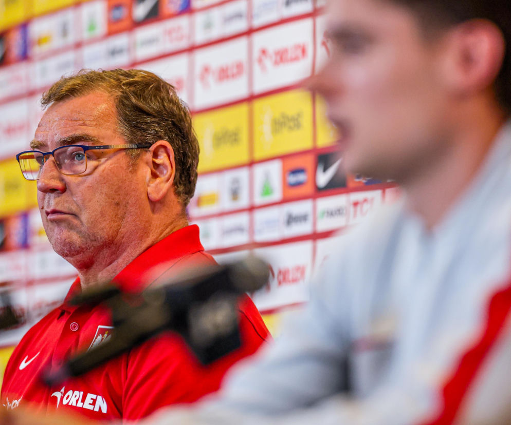 Selekcjoner Jan Urban w czerwonej koszulce na konferencji prasowej. O wyzwaniach kadry przeczytasz na SE Supersport.
