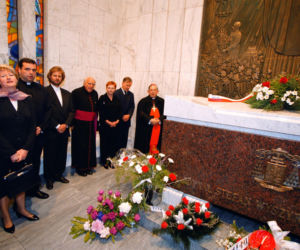 Była pierwszą kobietą na stanowisku premiera III RP. Już po roku złożyła dymisję