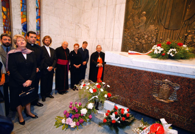 Była pierwszą kobietą na stanowisku premiera III RP. Już po roku złożyła dymisję