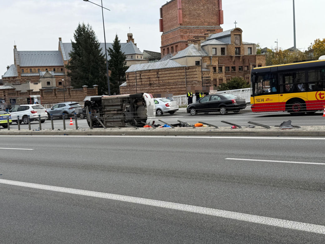 Dramat w centrum Warszawy. Świadkowie wyciągali go przez bagażnik. Kierowcę reanimowali na jezdni