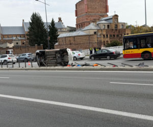 Dramat w centrum Warszawy. Świadkowie wyciągali go przez bagażnik. Kierowcę reanimowali na jezdni