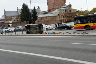 Dramat w centrum Warszawy. Świadkowie wyciągali go przez bagażnik. Kierowcę reanimowali na jezdni