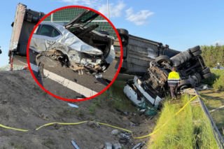 Groźny wypadek na S8. Ciężarówka na boku, na miejscu służby